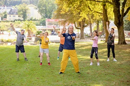 Patientinnen und Patienten beim Qi Gong. Patientinnen und Patienten beim Qi Gong.