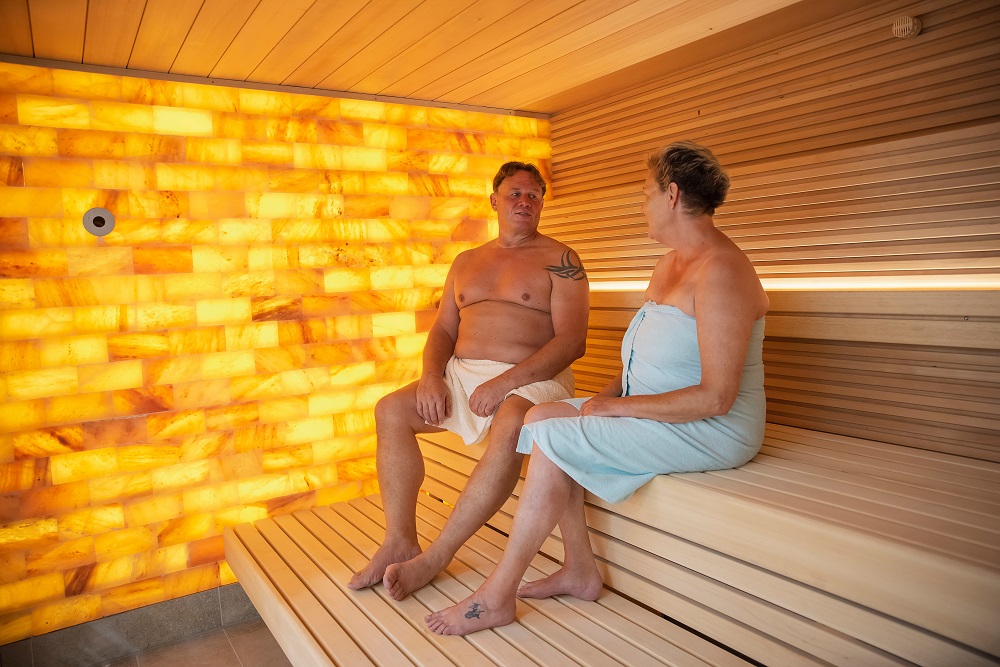 Eine Patientin und ein Patient sitzen in der hauseigenen Sauna. Eine Patientin und ein Patient sitzen in der hauseigenen Sauna.